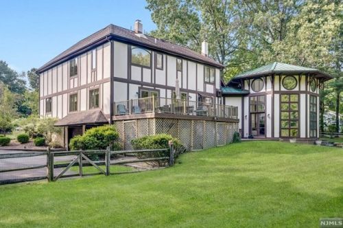 367 Hillview Ter, Franklin Lakes, NJ 07417-1013
