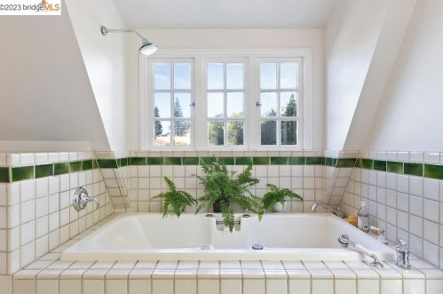 1906 Hoover Ave, Oakland CA  94602-1922 exterior