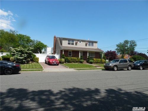 2 Westville Rd, Far Rockaway, NY 11096-1023