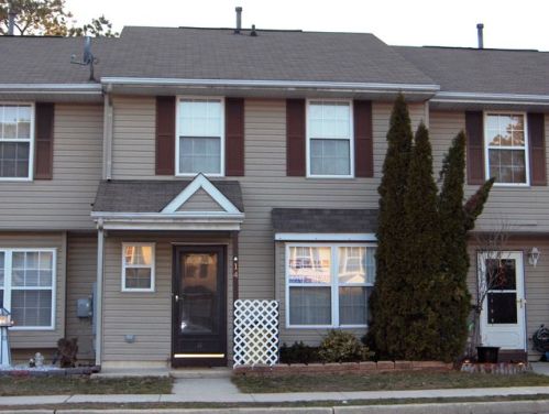 14 Lincoln Ln, Berlin Boro NJ  08009-1175 exterior