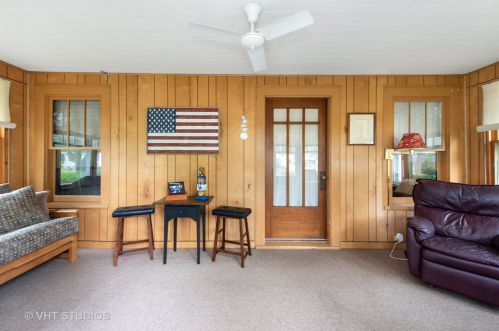 827 Clover St, Lake Geneva, WI 53147-1011