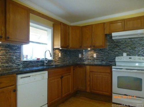 1735 Hartford Tpke, North Haven CT  06473-1249 exterior