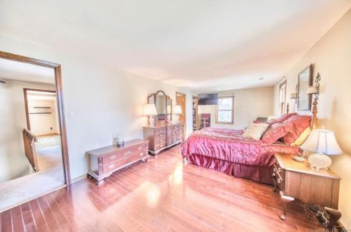 7 Edgewood Dr, Middletown CT 06457-3508 exterior