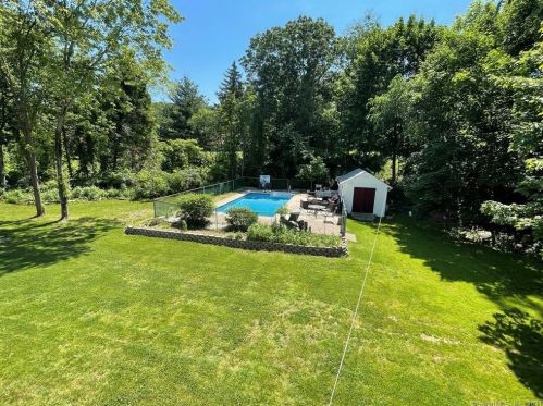 1675 Hartford Tpke, North Haven CT  06473-1246 exterior