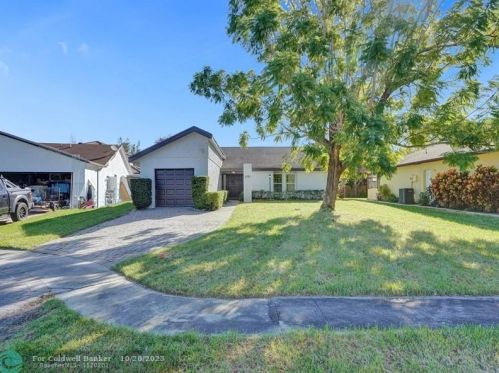 212 2nd Ct, Dania Beach FL  33004-4813 exterior