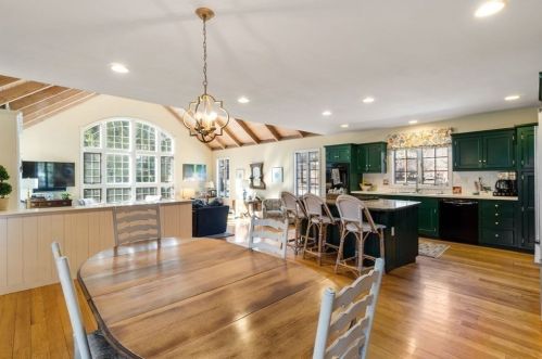 22 Main St, Dover MA  02030-2026 exterior