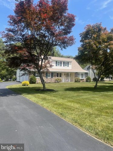103 Doe Run Dr, Southampton, PA 18966-2808