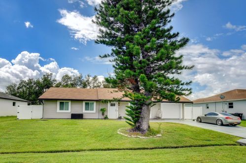 662 Chapman Ave, Fort Pierce, FL 34984-4501