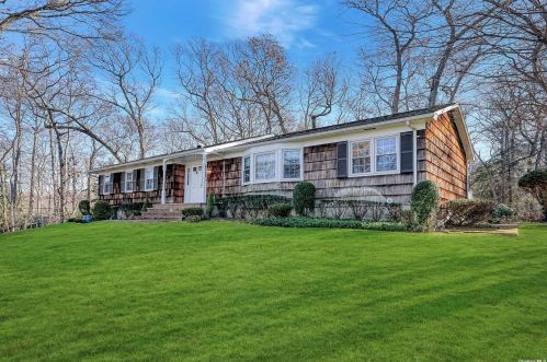 2 Wildbriar Ct, Mount Sinai, NY 11766-1921