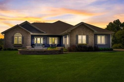 1611 51st St, Caledonia, WI 53108-9777