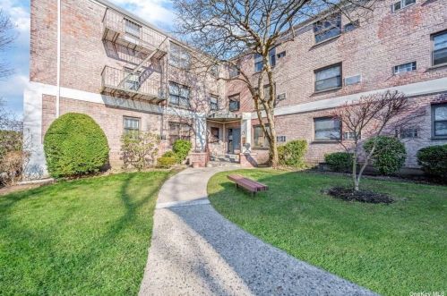 7 Terrace Cir, Great Neck, NY 11021-4165