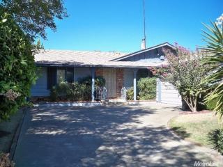 8233 Lake Forest Dr, Sacramento, CA 95826-2957