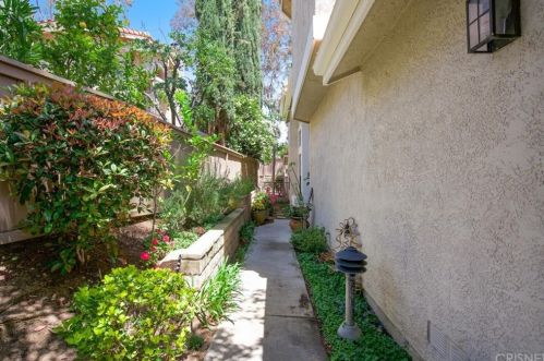 372 Turin St, Calabasas CA  91377-5527 exterior