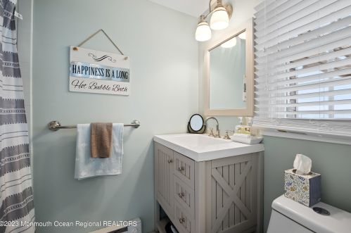 1600 Bch Blvd, Lacey NJ  08731-5031 exterior