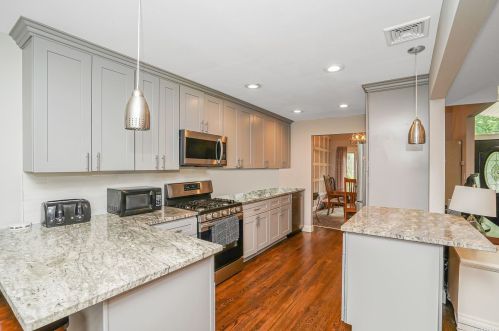 195 Franklin Rd, Oakdale NY  11769-2243 exterior