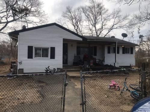 10 Peach St, Central Islip, NY 11722-4317