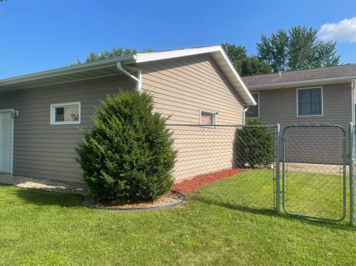 906 Pierce Ave, Dumfries, MN 55981-1638
