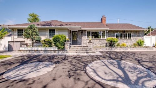 634 Salisbury Park Dr, Westbury, NY 11590-5934