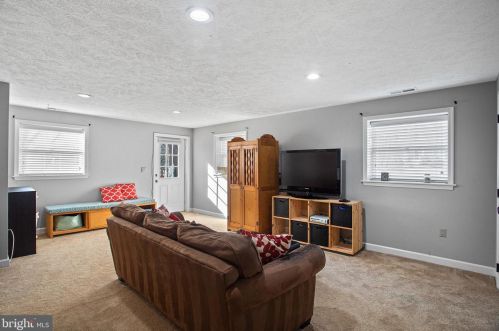 300 E St, Purcellville VA  20132-3317 exterior