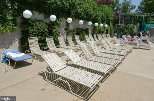 210 Locust St, Philadelphia PA  19106-3945 exterior