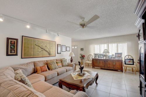 5136 Mirror Lk Blvd, Boynton Beach FL  33472-1211 exterior