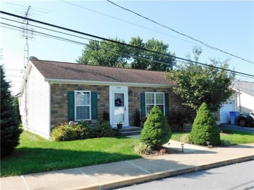 230 3rd St, Walnutport, PA 18088