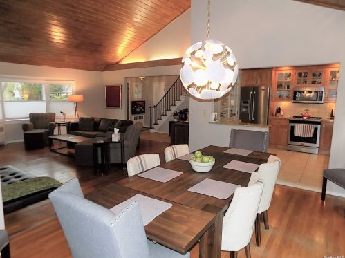 11 Deeringwood Ln, Babylon, NY 11702-4212