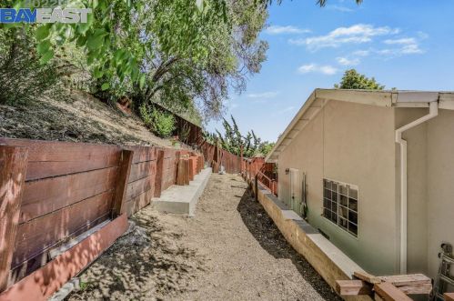 24494 Leona Dr, Hayward CA  94542-1010 exterior