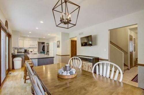 1026 Chelsea Cir, Chenequa, WI 53029-2704