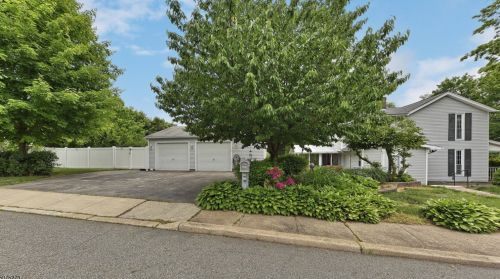 84 Decker Rd, Kinnelon, NJ 07405-1505
