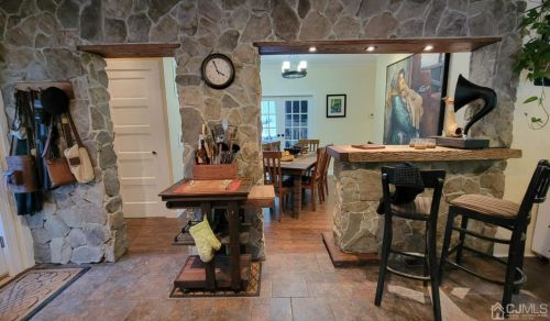 2 Metuchen Ave, Woodbridge NJ  07095-1923 exterior