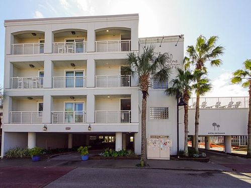 1126 Ocean Blvd, Isle Of Palms SC  29451-2281 exterior