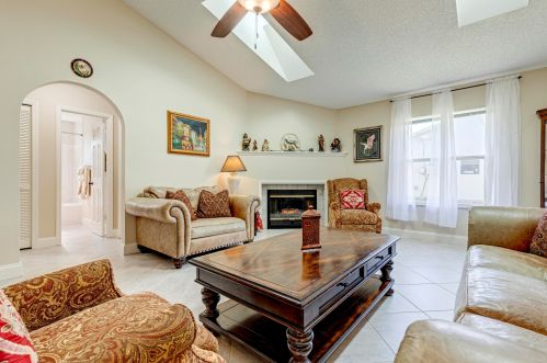 909 Fulton Way, Sebastian FL  32958-5123 exterior