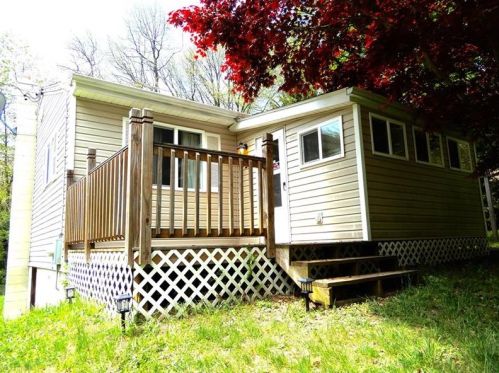 129 Blue Jay Dr, Evans City, PA 16033-4403