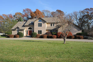 19 Westwood Dr, Waterford, CT 06385-3826