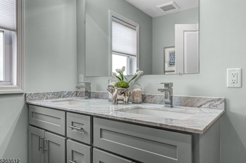 86 Valerie Dr, Manville NJ  08835-1414 exterior