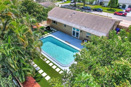 8381 4th St, Hollywood, FL 33024-6655