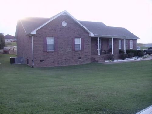 458 Robins Trl, Westmoreland, TN 37186-5054