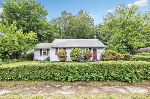 28 Tully Cir, Bridgeport, CT 06610-1116