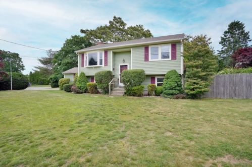 120 Oliphant Ln, Middletown RI  02842-4646 exterior