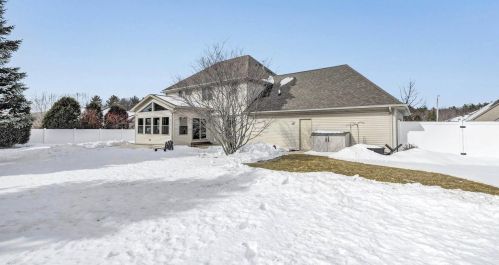 3234 Highland View Ln, Green Bay, WI 54311-7690