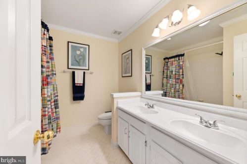 9106 Meadowcreek Ln, Lorton VA  22079-3238 exterior