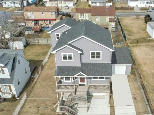 1 Lee Pl, Amityville, NY 11701-4036