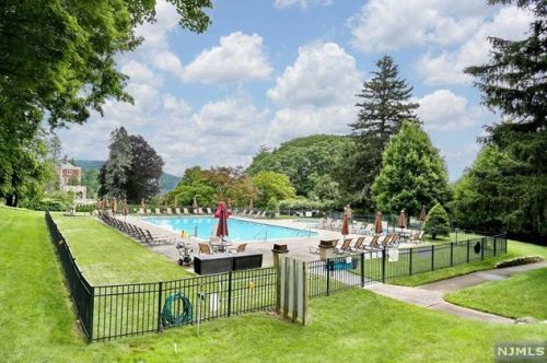 3402 Rio Vista Dr, Mahwah NJ  07430-4005 exterior