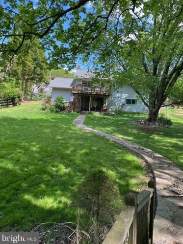 200 Hughes St, Hamilton, VA 20158-9541