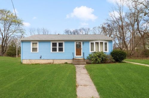 70 Drum Rock Ave, Warwick, RI 02886-6709