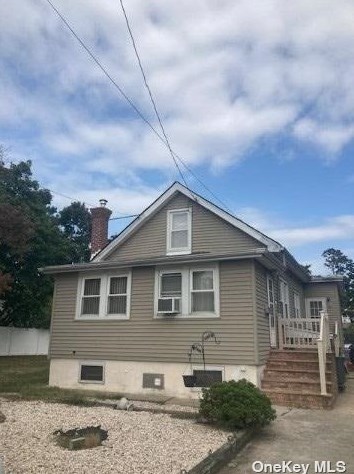 89 Bolton St, North Lindenhurst, NY 11757-1218