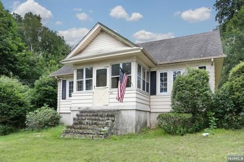 690 Franklin Ave, Franklin Lakes, NJ 07417-1910