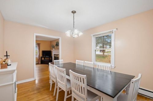 11 Palmer Dr, Gales Ferry CT  06335-1529 exterior