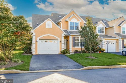 8 Wheatsheaf Ln, Norristown, PA 19403-1172